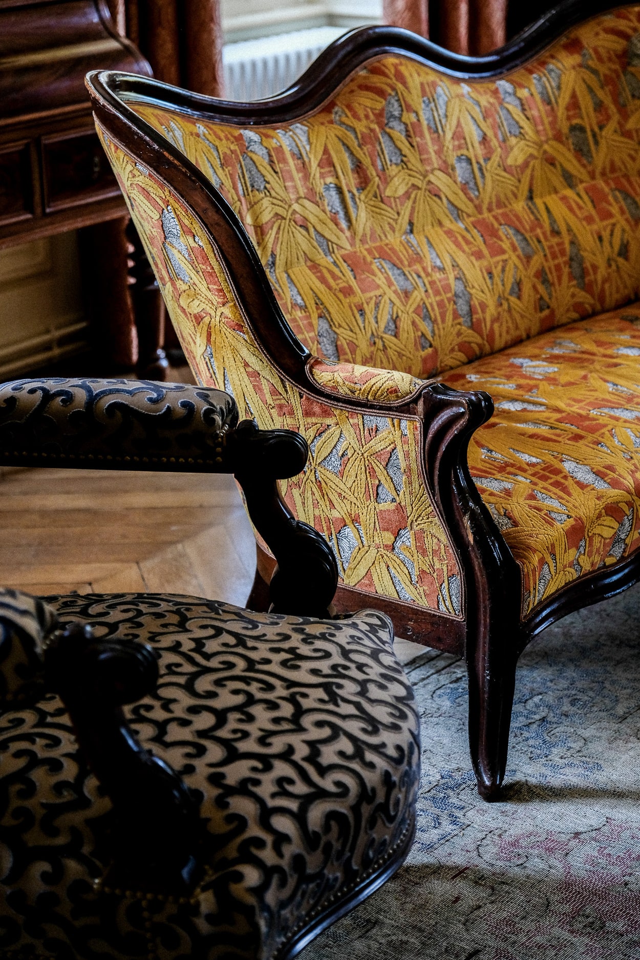 Détail de mobilier d’époque photographié dans un gîte de charme
