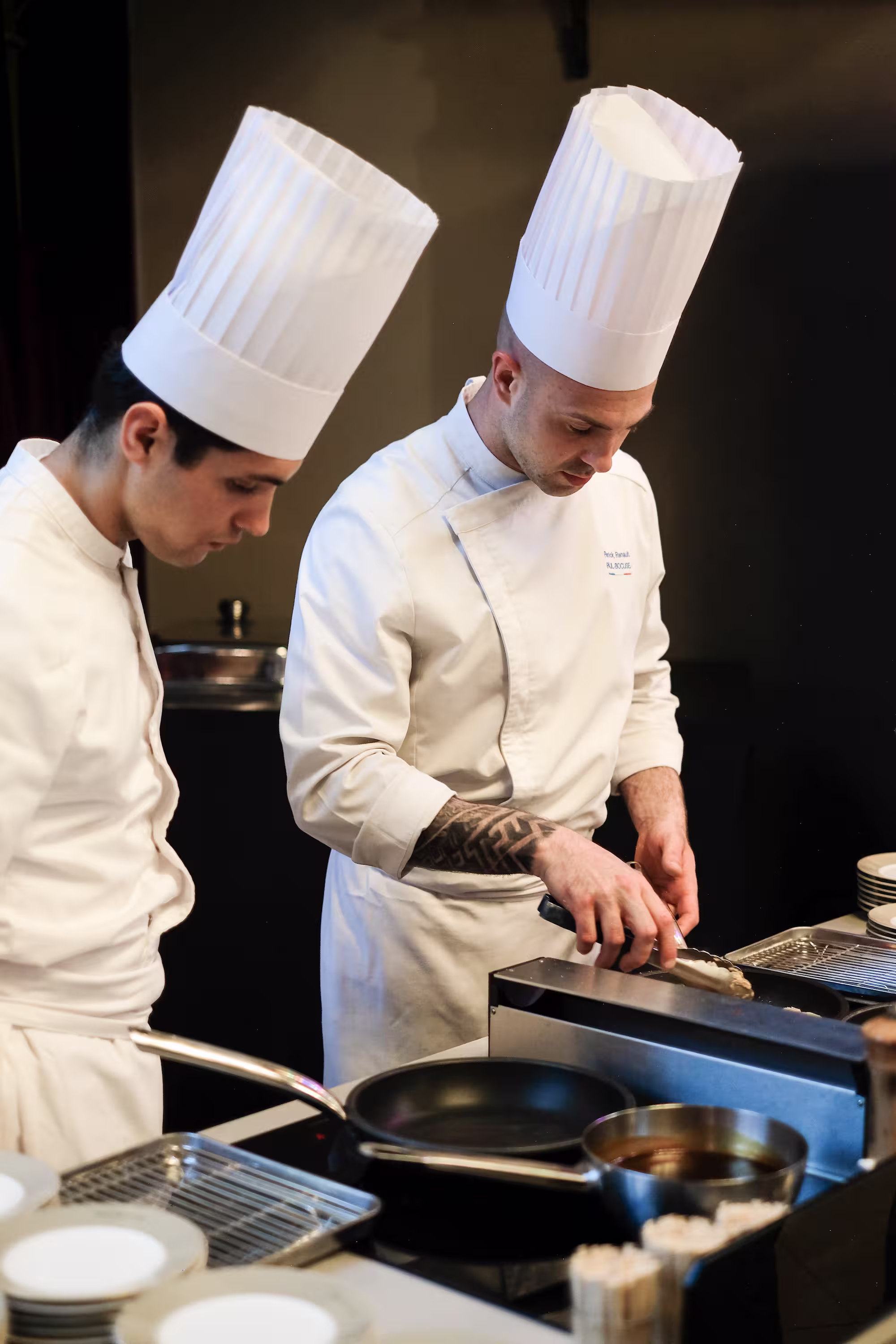 Chef en cuisine durant une prestation traiteur en entreprise – portfolio photographe vidéaste d'entreprise