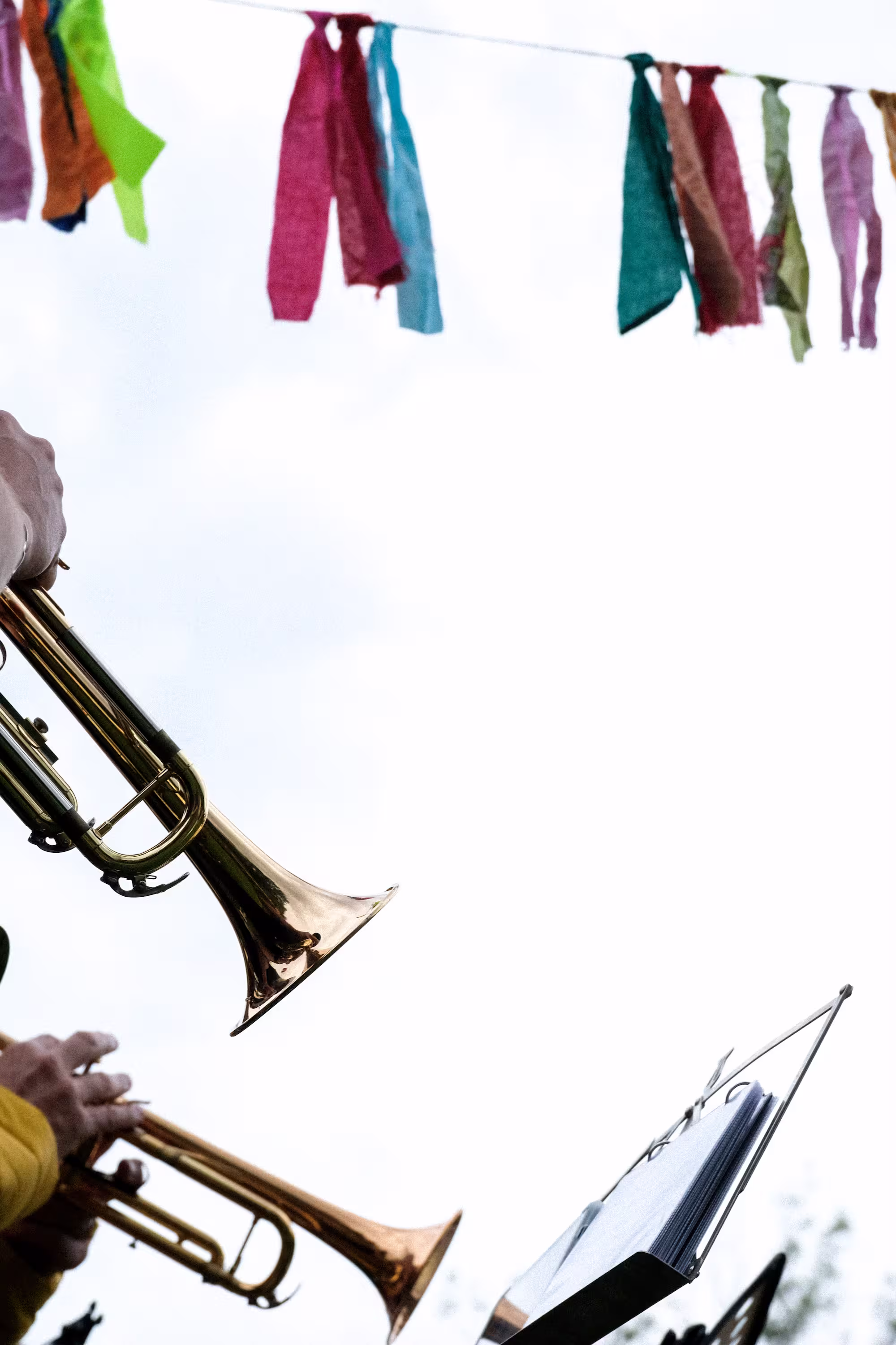Photographe événementiel à Lyon – Fanfare en extérieur avec trompettes et guirlandes colorées – ambiance festive et musicale