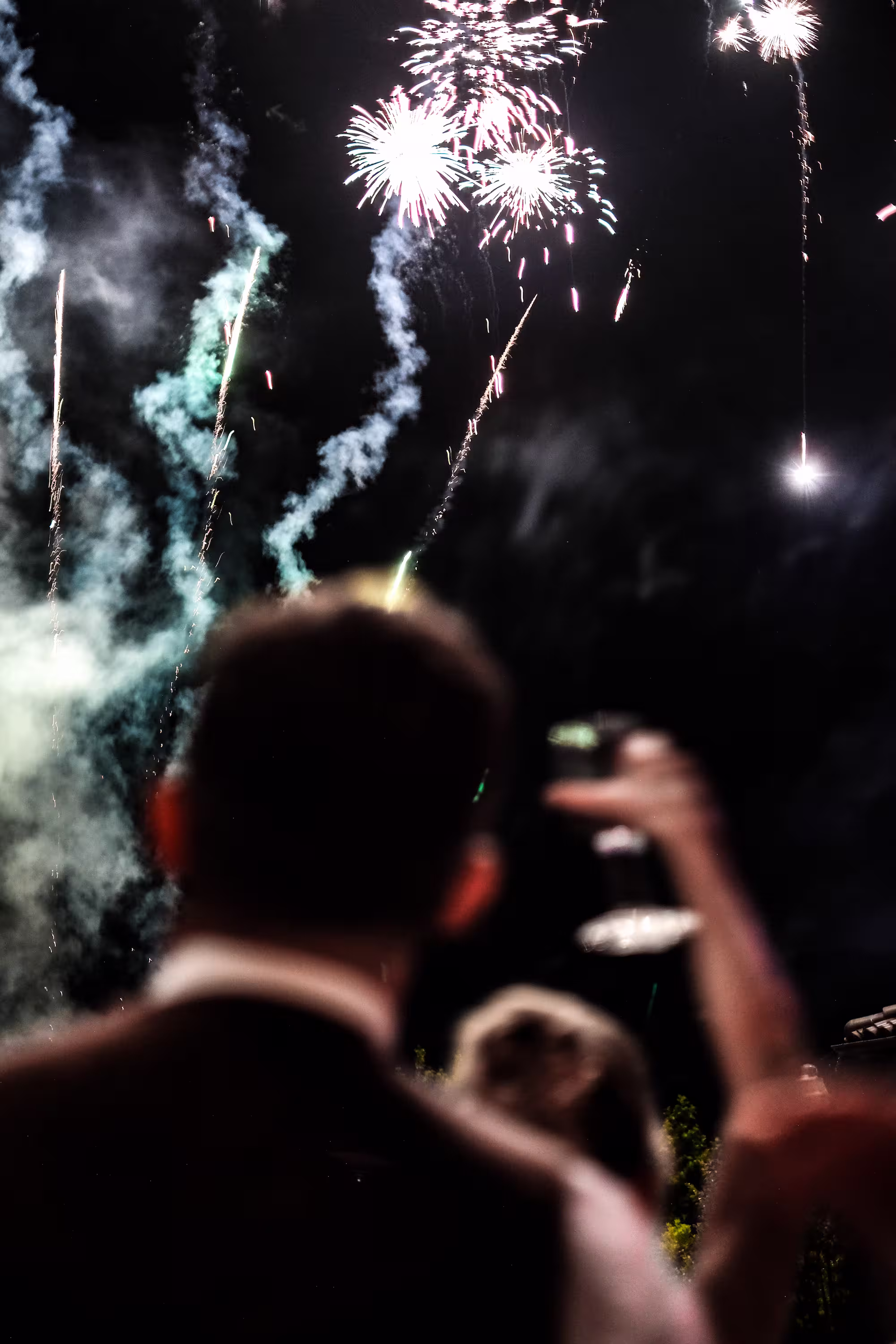 Photographie de mariage à Lyon feux d'artifices au château de Janzé