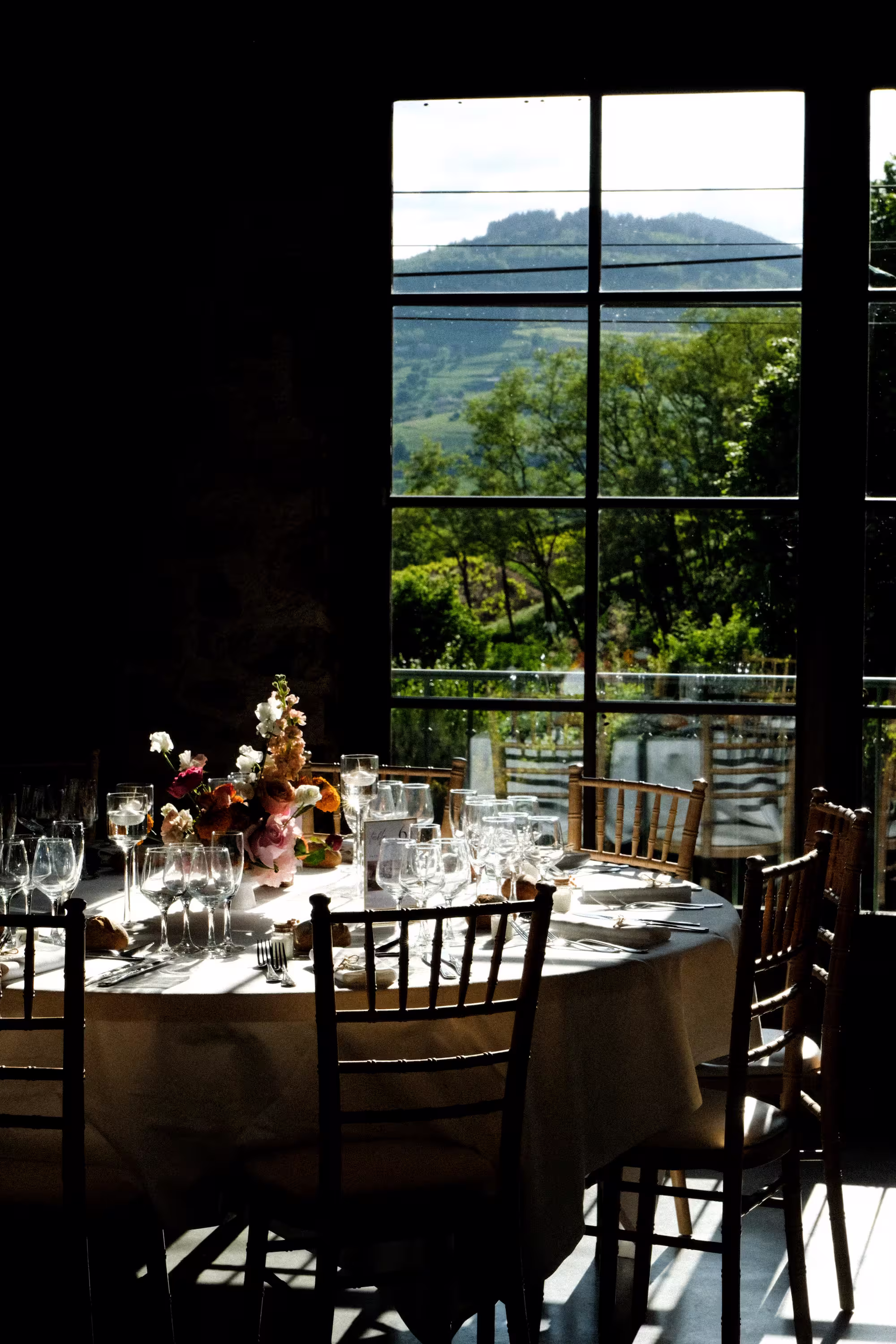 Photographie de gîte à Lyon : salle à manger lumineuse et vue sur les monts du Lyonnais