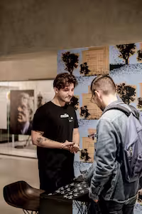 Discussion informelle autour d’un stand produit dans un reportage d’entreprise