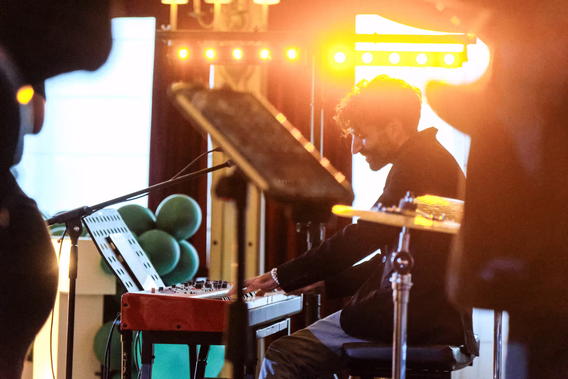 Musicien jouant du clavier lors d’une soirée d’entreprise – portfolio photographe vidéaste d'entreprise