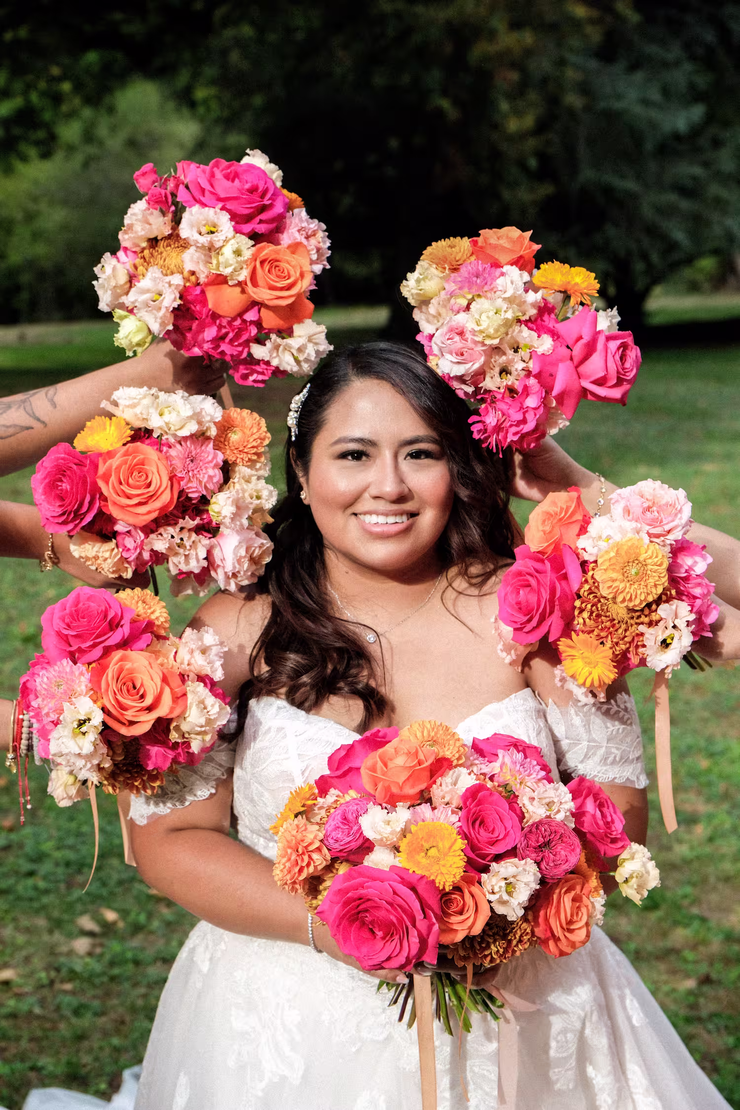 Portrait de la mariée entourée de bouquets colorés au Domaine de Tourieux, photo de mariage à Lyon