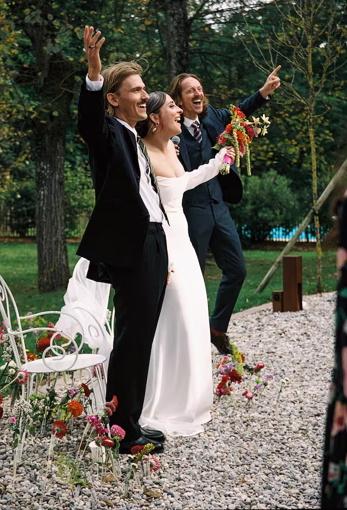 Sortie de cérémonie au Domaine de Ruty, mariés heureux et invités, photographie de mariage à Lyon en style reportage