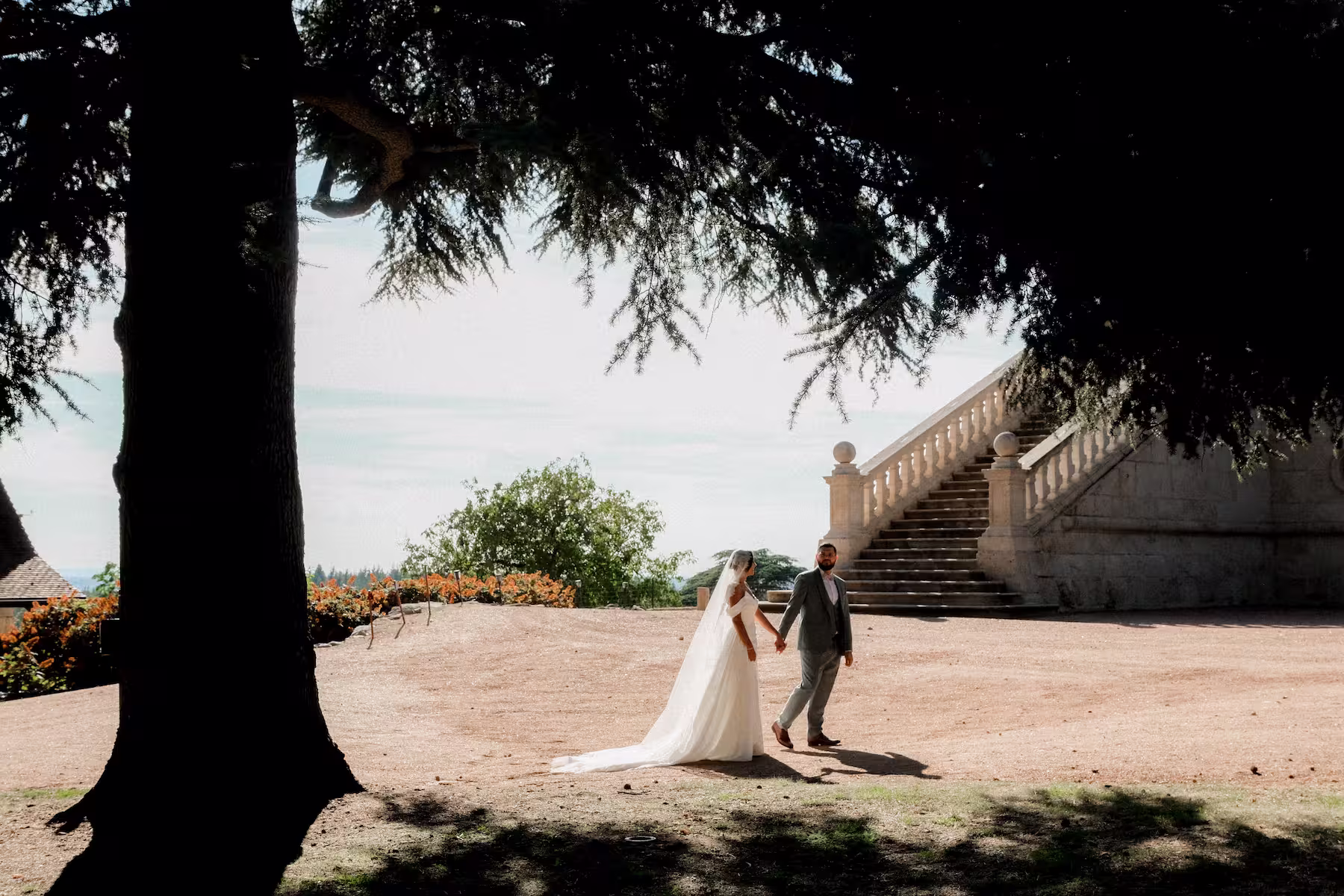 Cocktail de mariage dans les jardins de la Ferme de Gy en Savoie, ambiance élégante, photographe de mariage à Lyon