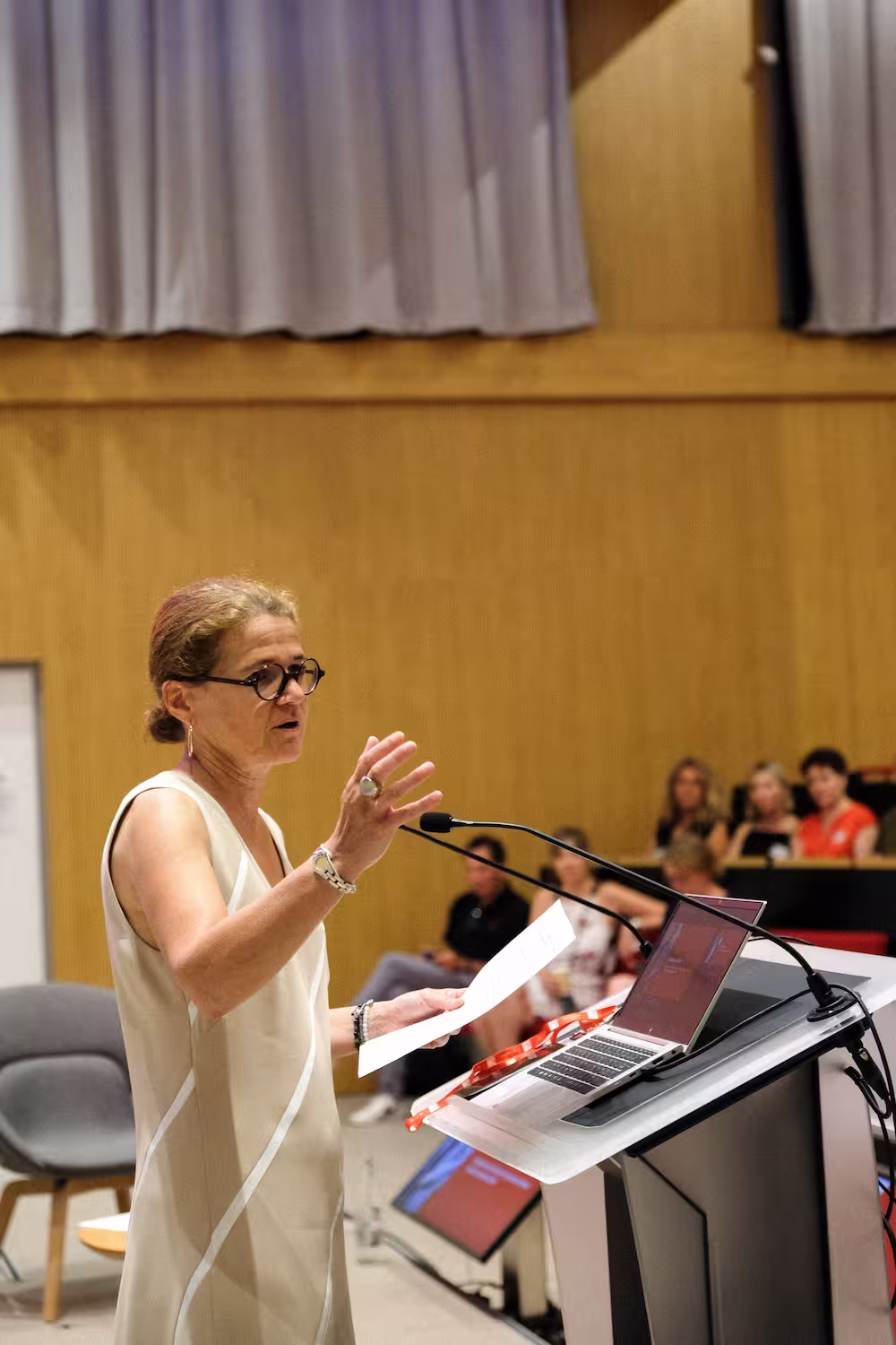 La directrice présente le programme ProPulse au pupitre devant le public de l'EM Lyon business school.