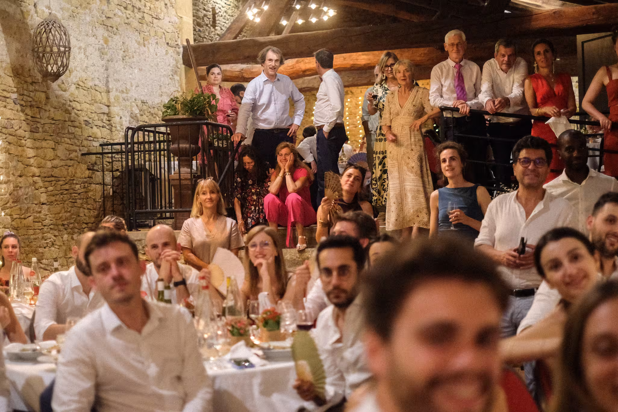 Invités réunis pendant le dîner de mariage au Château des Ravatys à Saint-Lager, dans le Beaujolais.