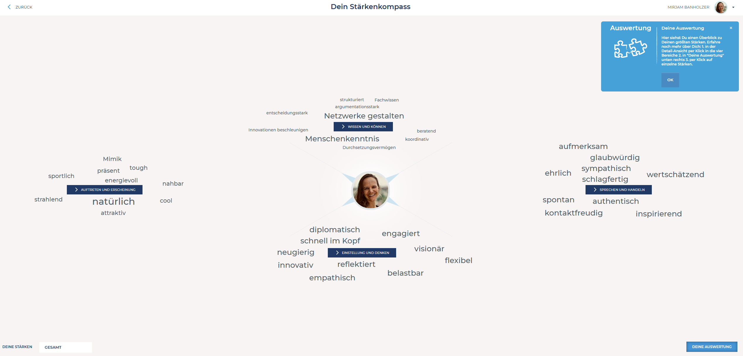 Auswertungsübersicht in Stärkenkompass mit den vier Dimensionen: Wissen & Können, Sprechen & Handeln, Einstellung & Denken, Auftreten & Erscheinung. Zusätzlich ersichtlich: individuelles Stärkenprofil von Mirjam Banholzer, Gründerin von Opakbox, als statisches Bild aus dem Jahr 2025. 