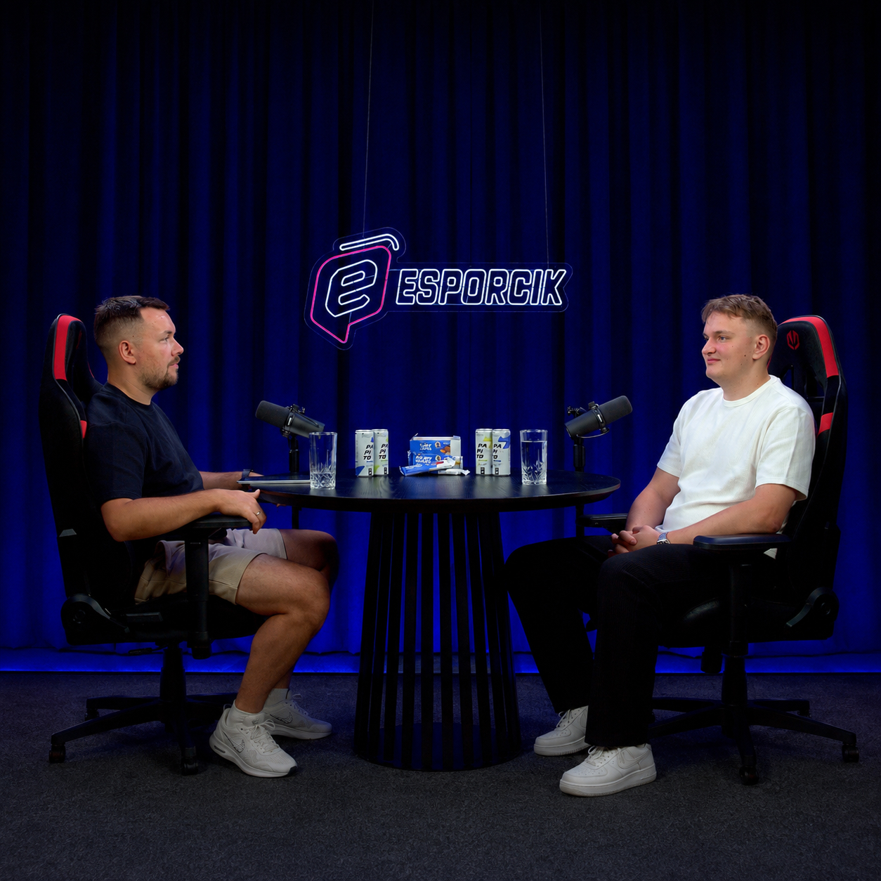 Esporcik: dwóch rozmówców przy stole z mikrofonami na tle granatowej scenografii w Marsel Studio