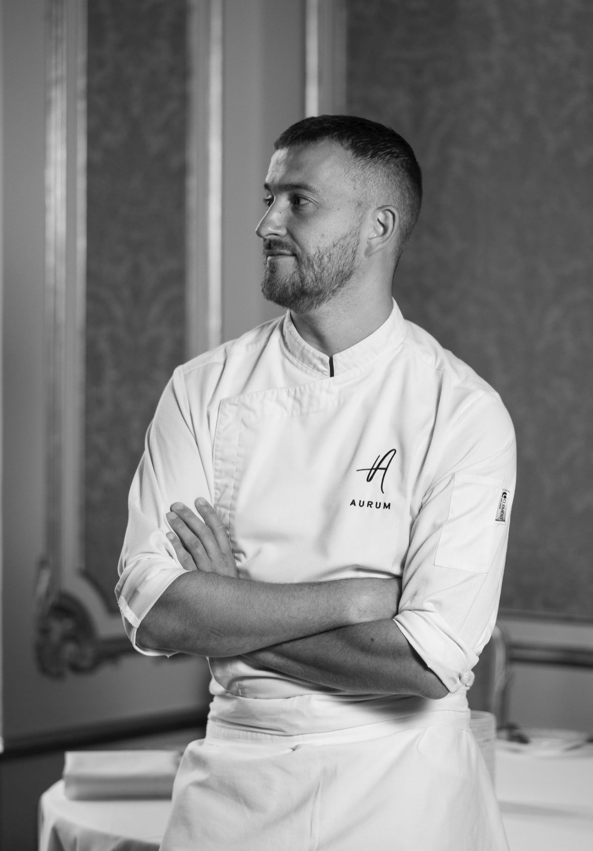 Arne, chefkok kasteel van ordingen, glimlacht in zijn koksoutfit, klanttestimoniaal over kerntalentenanalyse bij Laura Gielis.