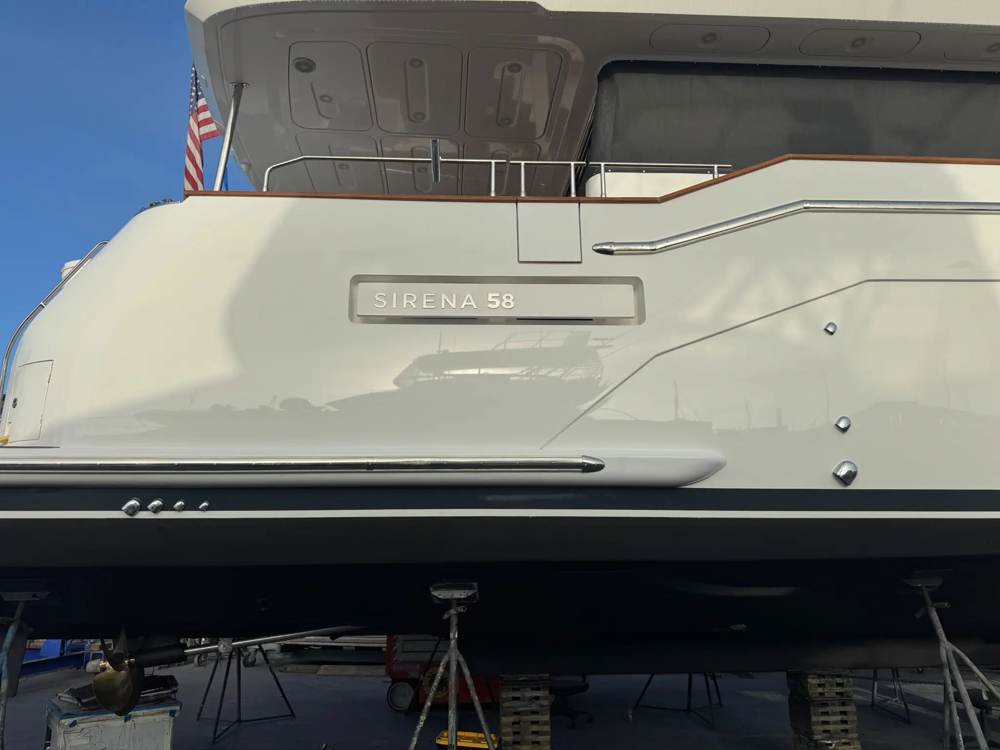 Luxury yacht Sirena 58