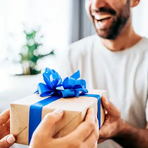 Ein Geschenk, über das sich ein Mann freut.