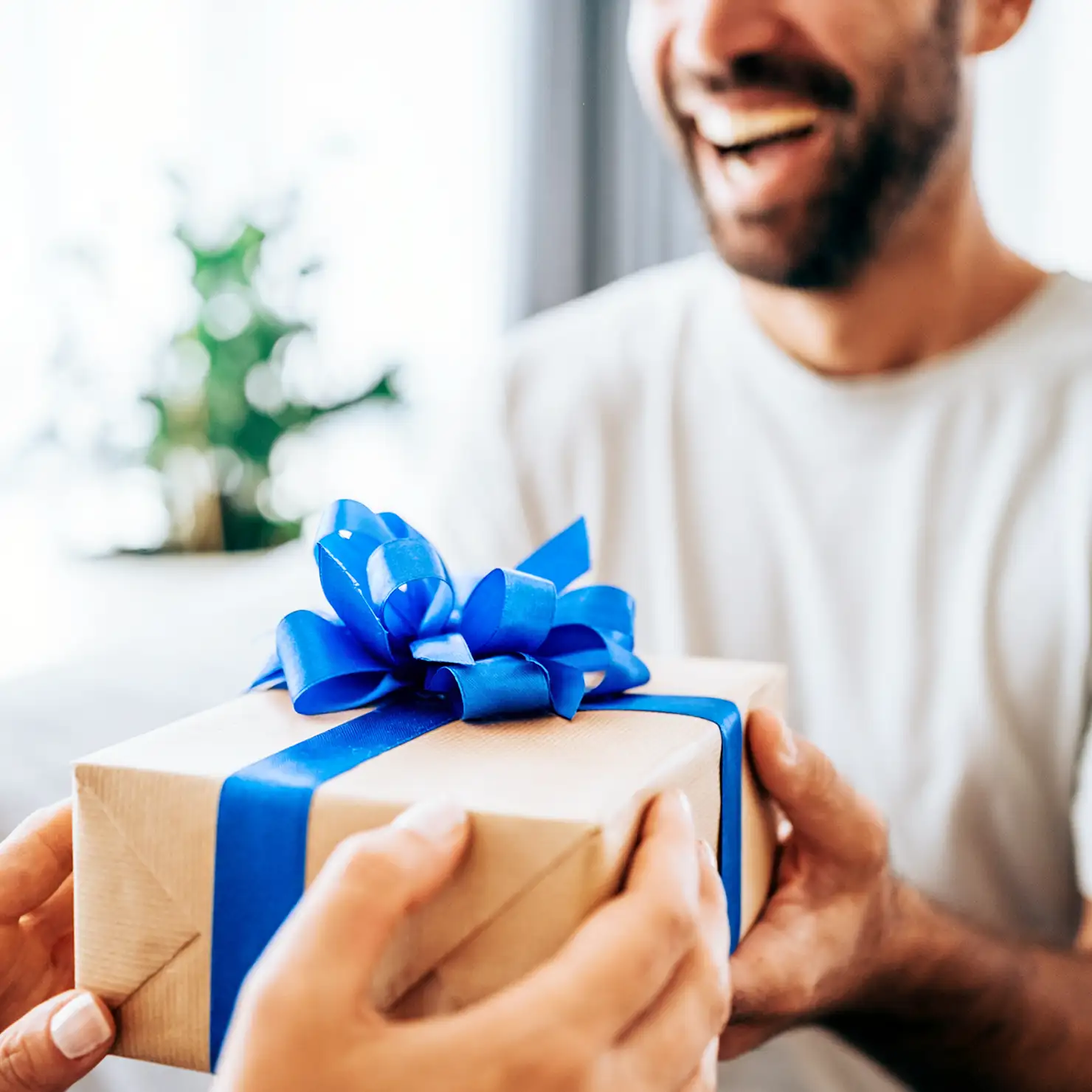 Ein Geschenk, über das sich ein Mann freut.