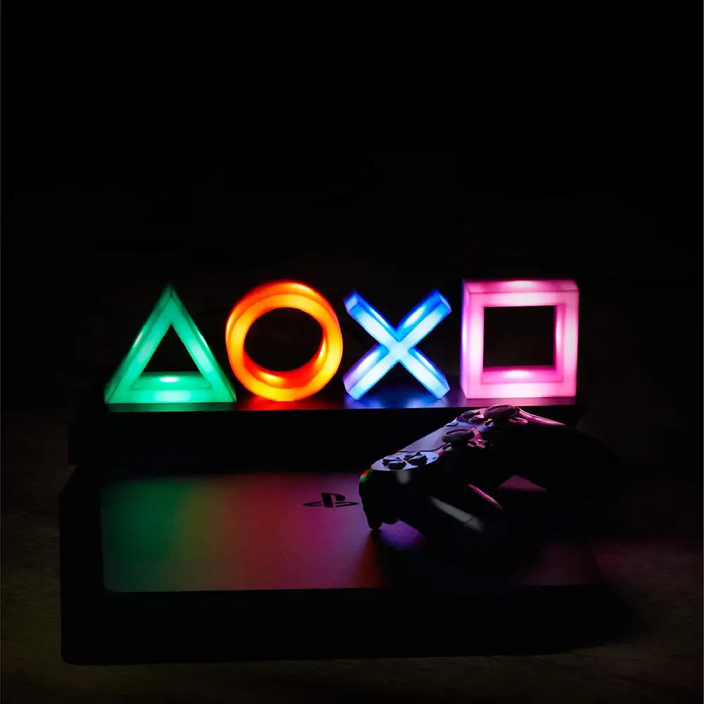 PlayStation Icons Leuchte mit den vier Controller-Symbolen Dreieck, Kreis, Kreuz und Quadrat auf schwarzem Sockel