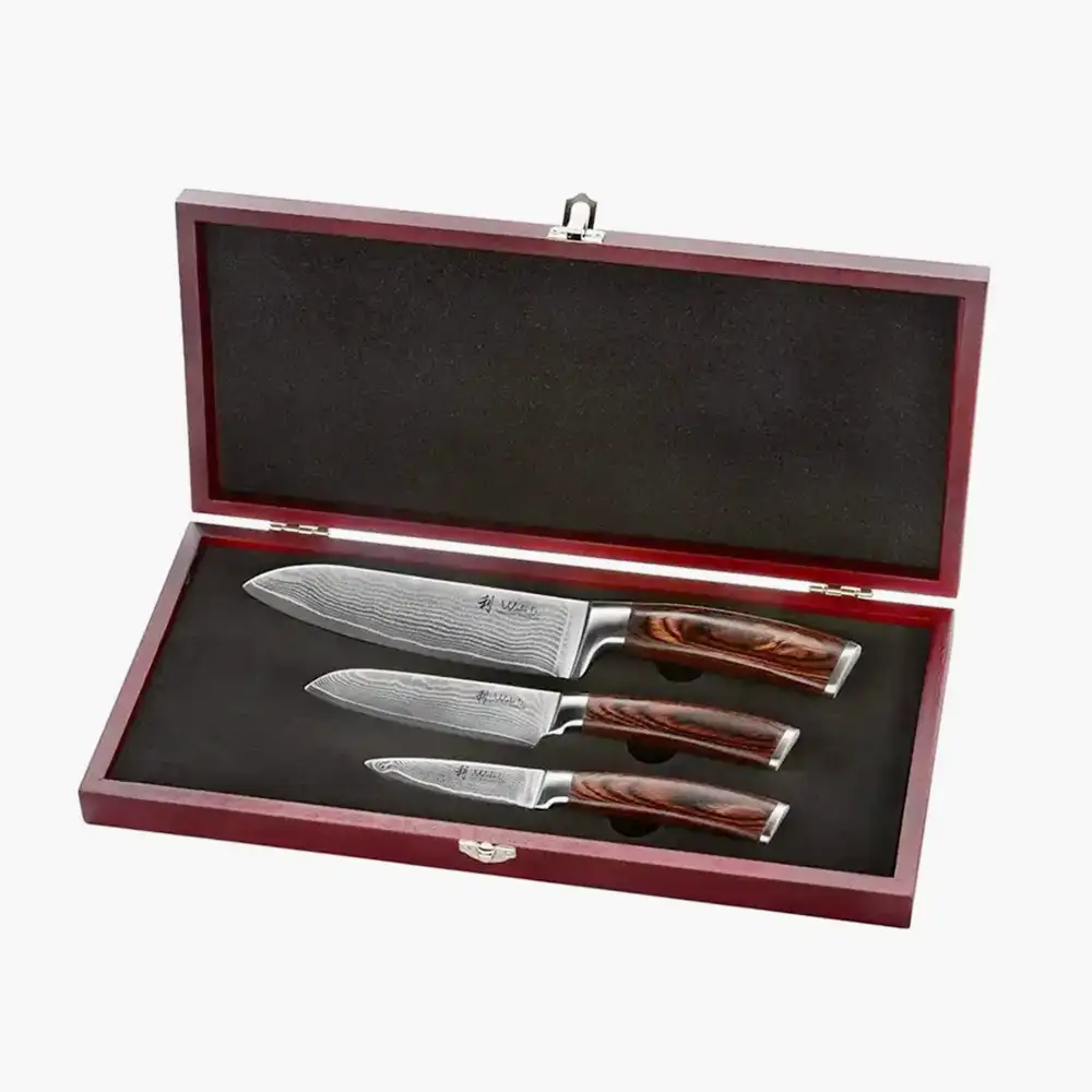 Dreiteiliges Damast-Küchenmesser-Set mit gewellter Klingenmaserung und Pakkaholzgriffen in einer Holzbox.