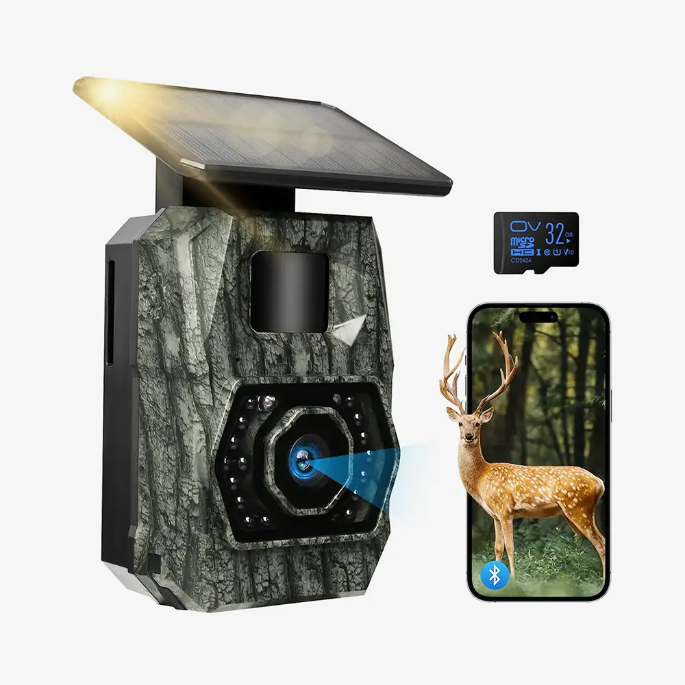 Getarnte Wildkamera in Camouflage-Optik an einem Baumstamm, mit Objektiv und Bewegungssensor für Tier- und Nachtaufnahmen.