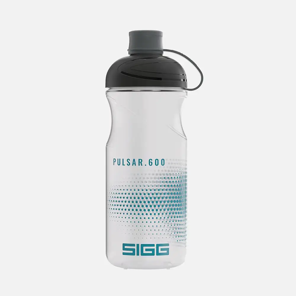 SIGG Fahrrad-Trinkflasche aus BPA-freiem Kunststoff mit großer Öffnung und einfachem Mundstück.