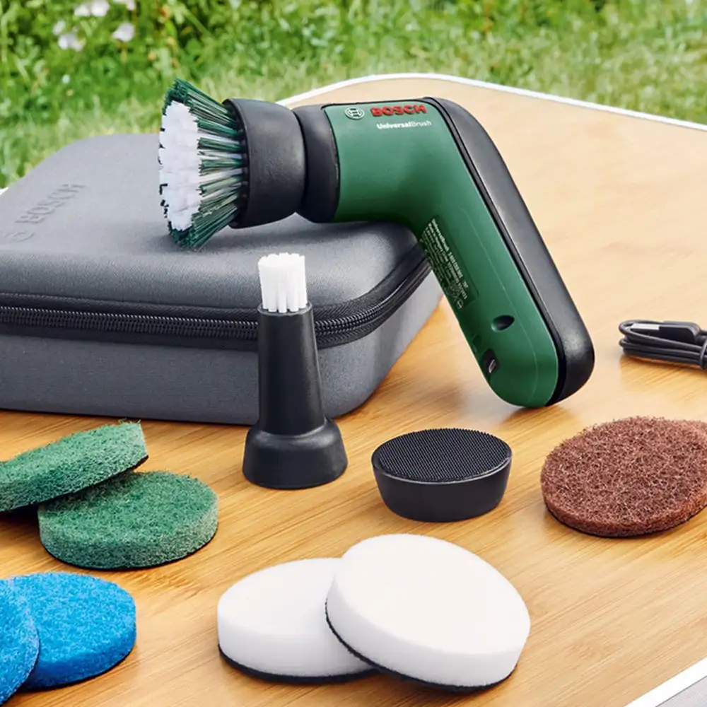 Bosch UniversalBrush Akku-Reinigungsbürste mit Borstenbürste, Detailbürste und mehreren Reinigungspads samt Aufbewahrungstasche.