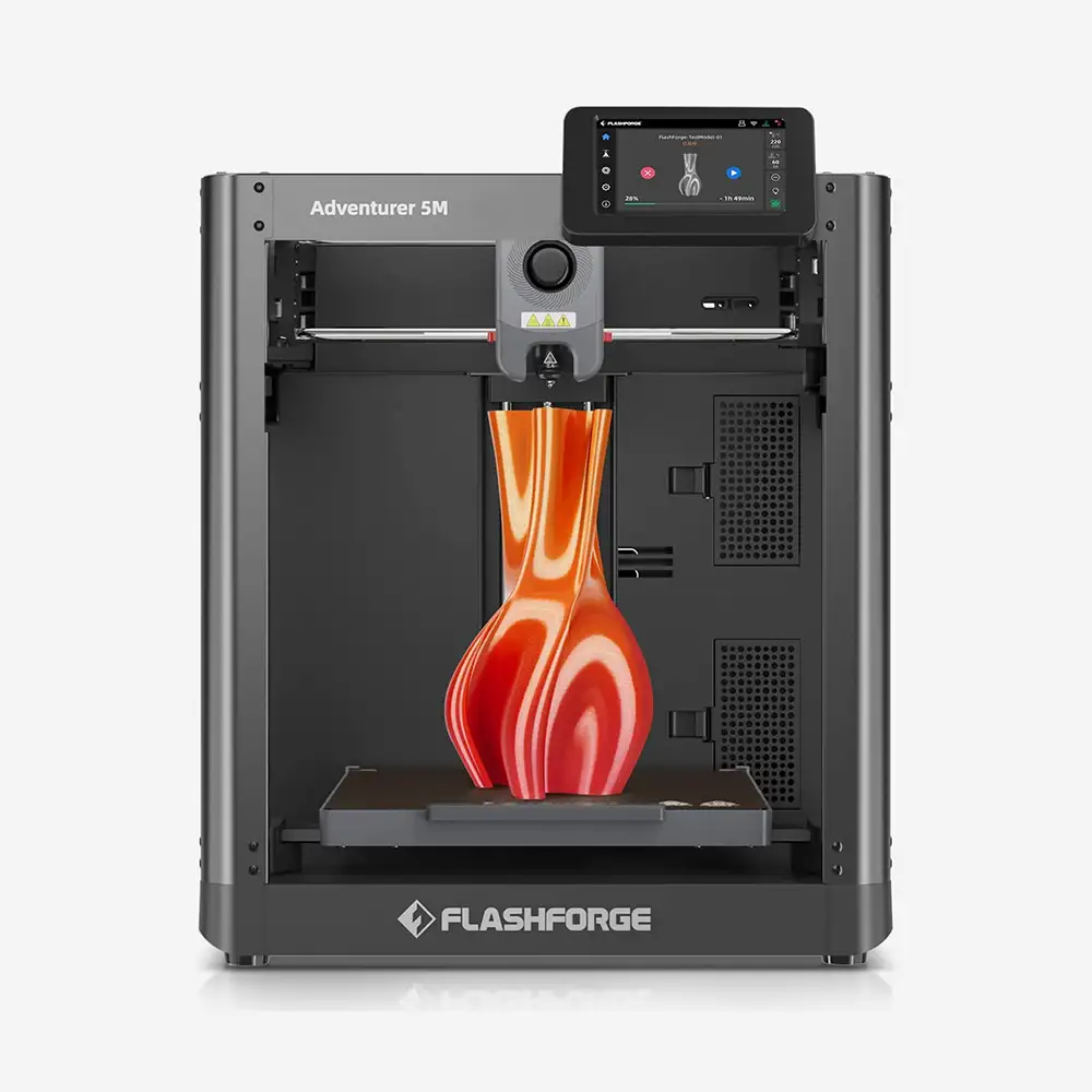 3D-Drucker mit Mehrfarb-Druckeinheit, der ein Kunststoffteil Schicht für Schicht aufbaut.
