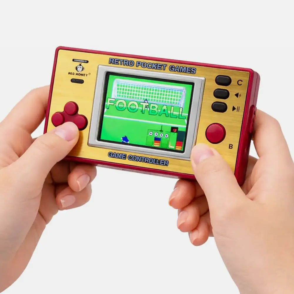 Handheld-Retro-Spielekonsole im Pocket-Format mit pixeligem Display und Steuerkreuz.