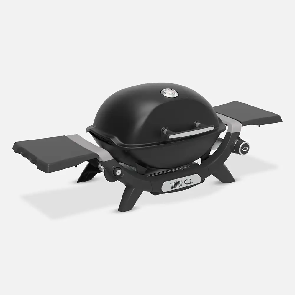 Weber Q 1200N Gasgrill in Mitternachtsschwarz mit aufgeklappten Seitentischen und geschlossenem Deckel