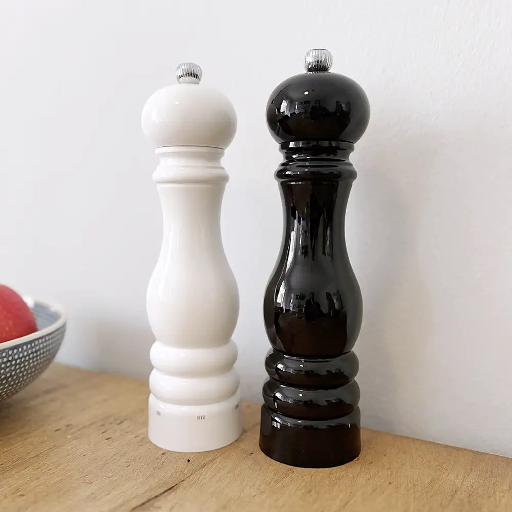 Peugeot Paris Pfeffermühle aus schwarz und weiß lackiertem Buchenholz.