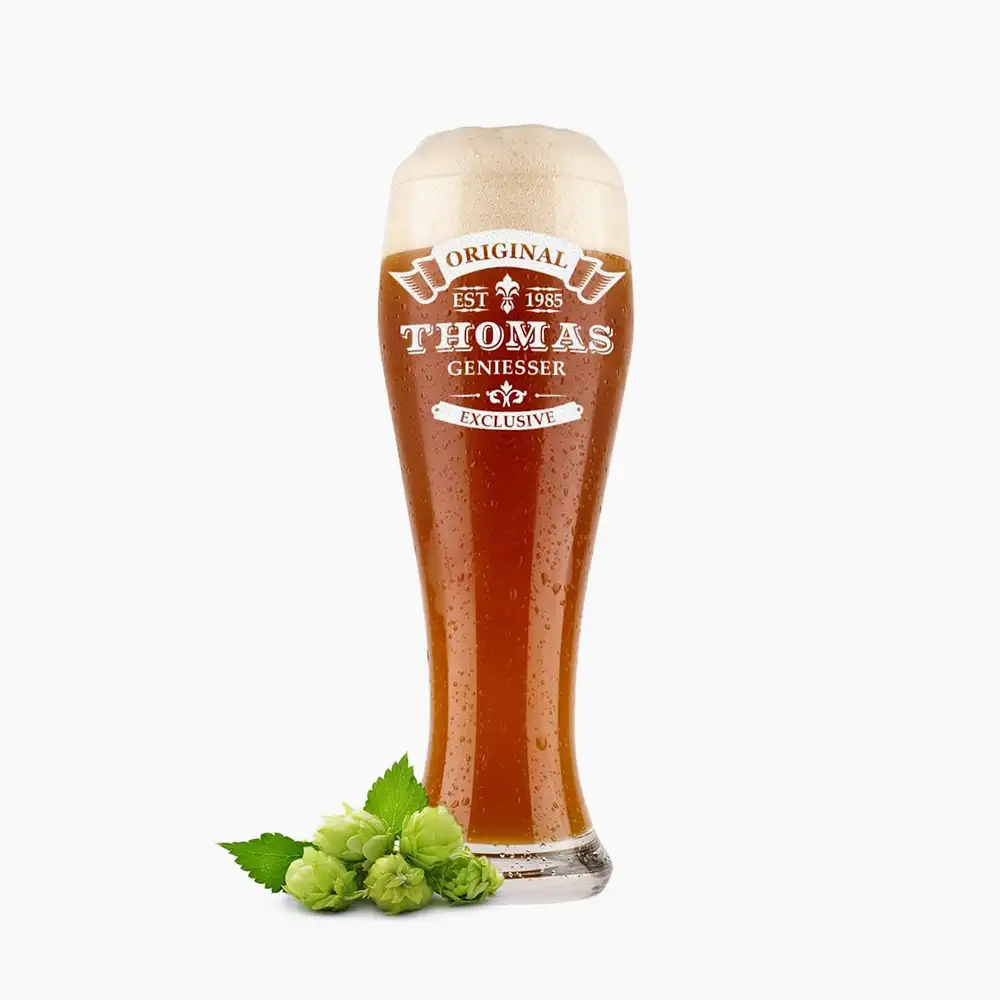 Klares Weizenbierglas mit 0,5 Liter Fassungsvermögen und personalisierter Lasergravur mit Namen