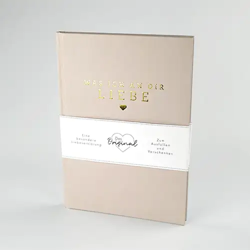 Ausfüllbuch „Was ich an dir liebe" mit Leineneinband und goldenem Schriftzug