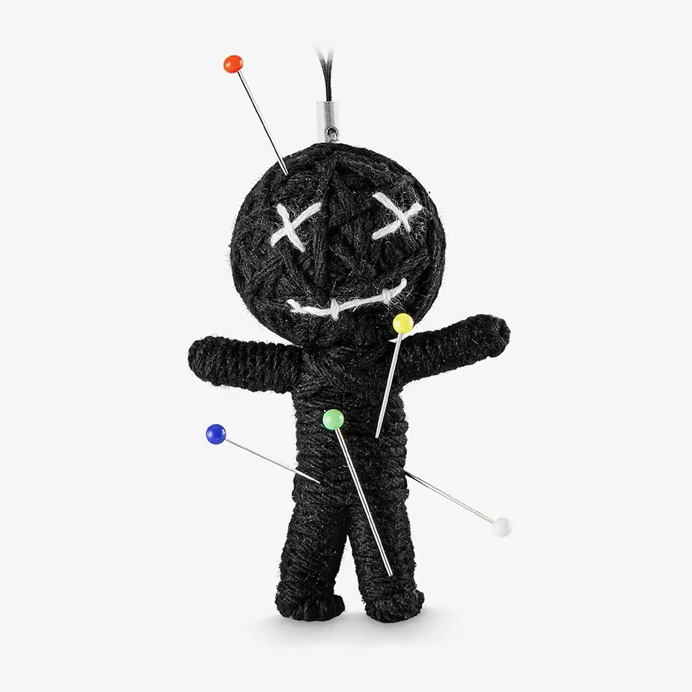 Kleine Voodoo-Stoffpuppe mit Nadeln in transparenter Kunststoffdose von modern times