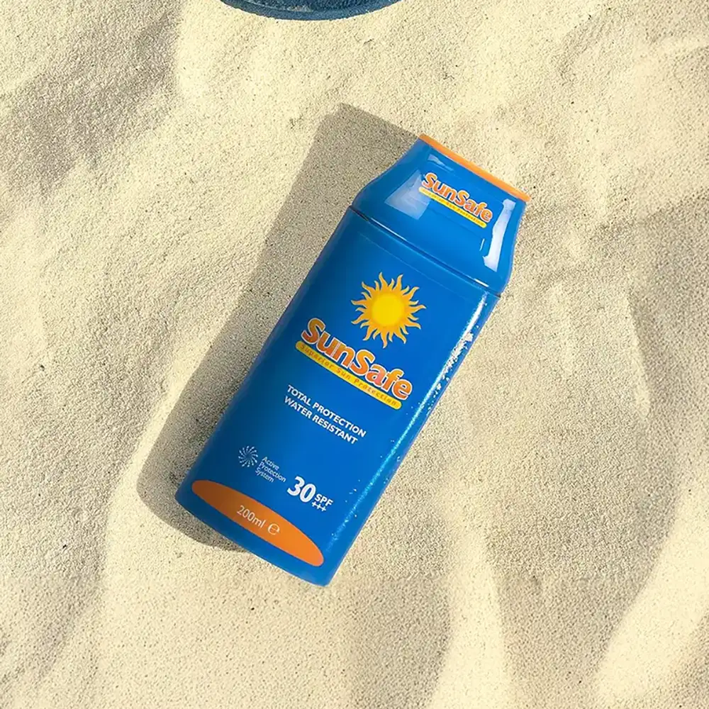 Sun Safe Geheimversteck als Sonnencremeflasche getarnt, geöffnet mit sichtbarem Hohlraum für Wertsachen
