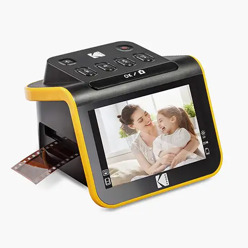 Kodak Slide N Scan Film- und Slide-Scanner mit 5-Zoll-LCD-Display und eingelegtem Dia-Rahmen