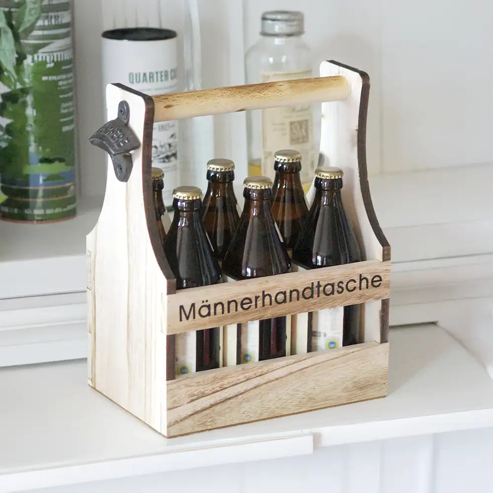 Hölzerner Bierflaschenträger für 6 Flaschen mit integriertem Flaschenöffner – die Männerhandtasche von UNUS Home