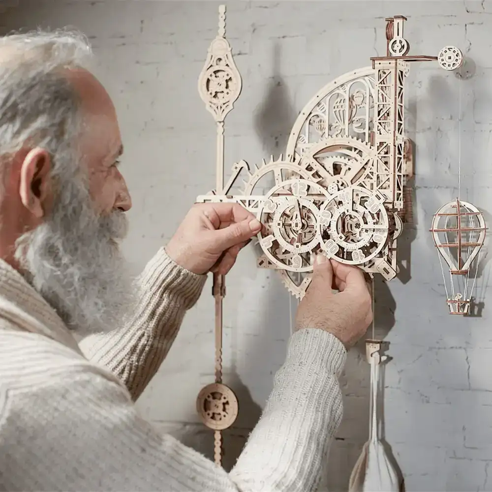UGEARS Aero Wanduhr aus Holz mit offenem Steampunk-Uhrwerk, Pendel und Heißluftballon-Anzeige an der Wand montiert