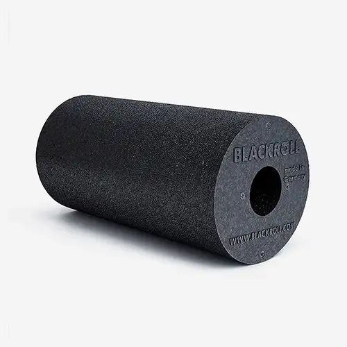 Schwarze BLACKROLL Standard Faszienrolle 30 x 15 cm auf weißem Untergrund