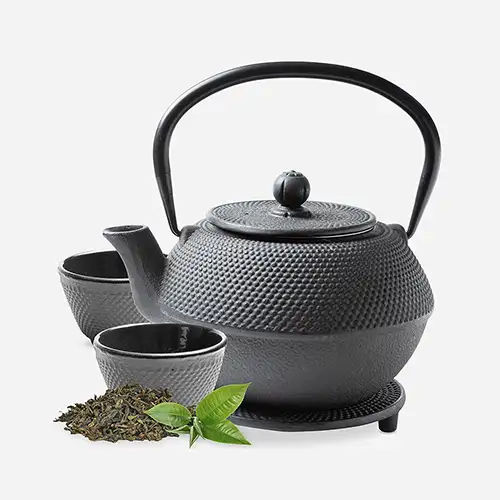 Tealøv Gusseisen-Teekannen-Set im japanischen Stil mit zwei Teetassen und Untersetzer in blau, präsentiert in schwarzer Geschenkbox