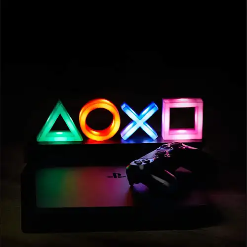 PlayStation Icons Leuchte mit den vier Controller-Symbolen Dreieck, Kreis, Kreuz und Quadrat auf schwarzem Sockel