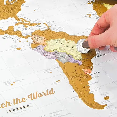 Weltkarte zum Rubbeln von Maps International mit teils freigerubbelter Goldschicht und farbiger Detailkarte darunter, 84 x 59 cm