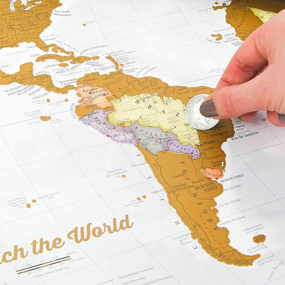 Weltkarte zum Rubbeln von Maps International mit teils freigerubbelter Goldschicht und farbiger Detailkarte darunter, 84 x 59 cm