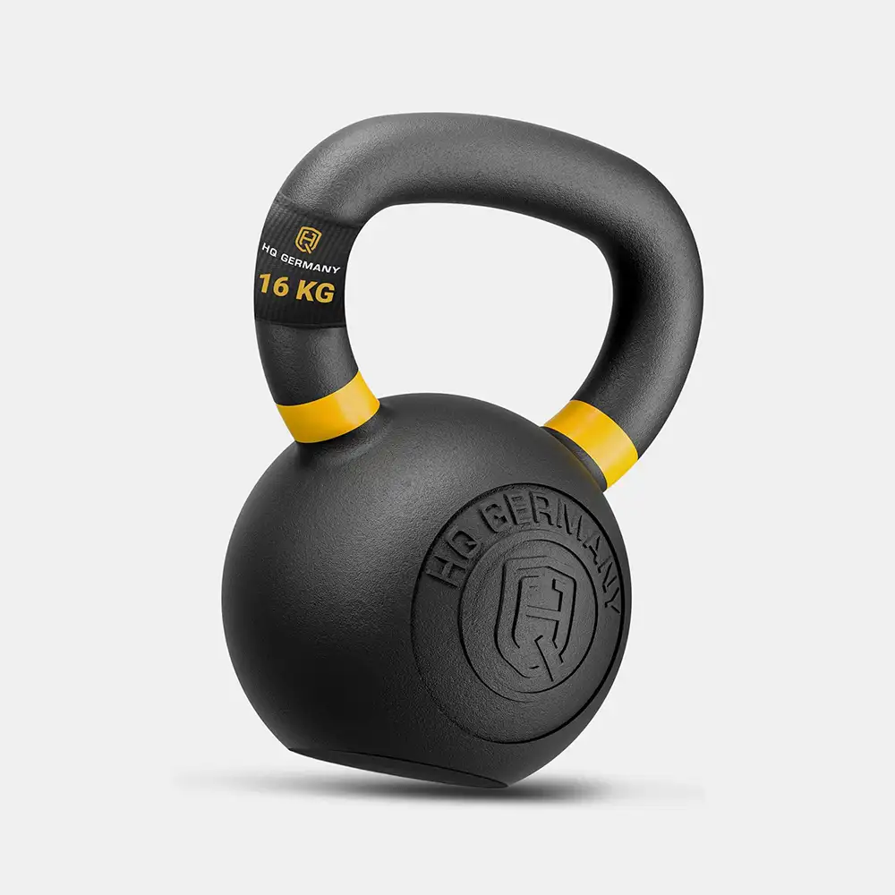Schwarze HQ Germany Powdercoat Kettlebell mit farbiger Gewichtsmarkierung auf weißem Untergrund