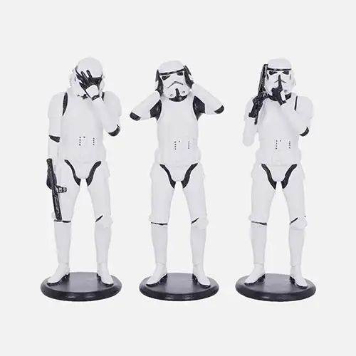 Drei handbemalte Stormtrooper-Figuren von Nemesis Now in der Pose der drei weisen Affen – nichts sehen, nichts hören, nichts sagen