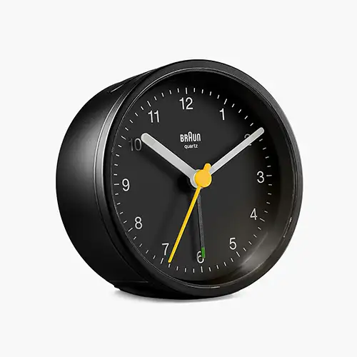 Braun BC12B klassischer analoger Wecker in Schwarz mit weißem Zifferblatt und gelbem Sekundenzeiger