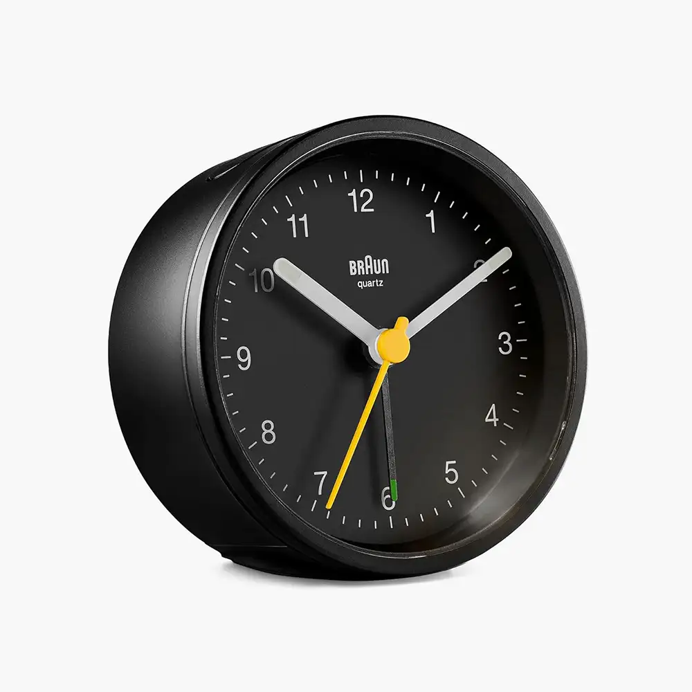 Braun BC12B klassischer analoger Wecker in Schwarz mit weißem Zifferblatt und gelbem Sekundenzeiger