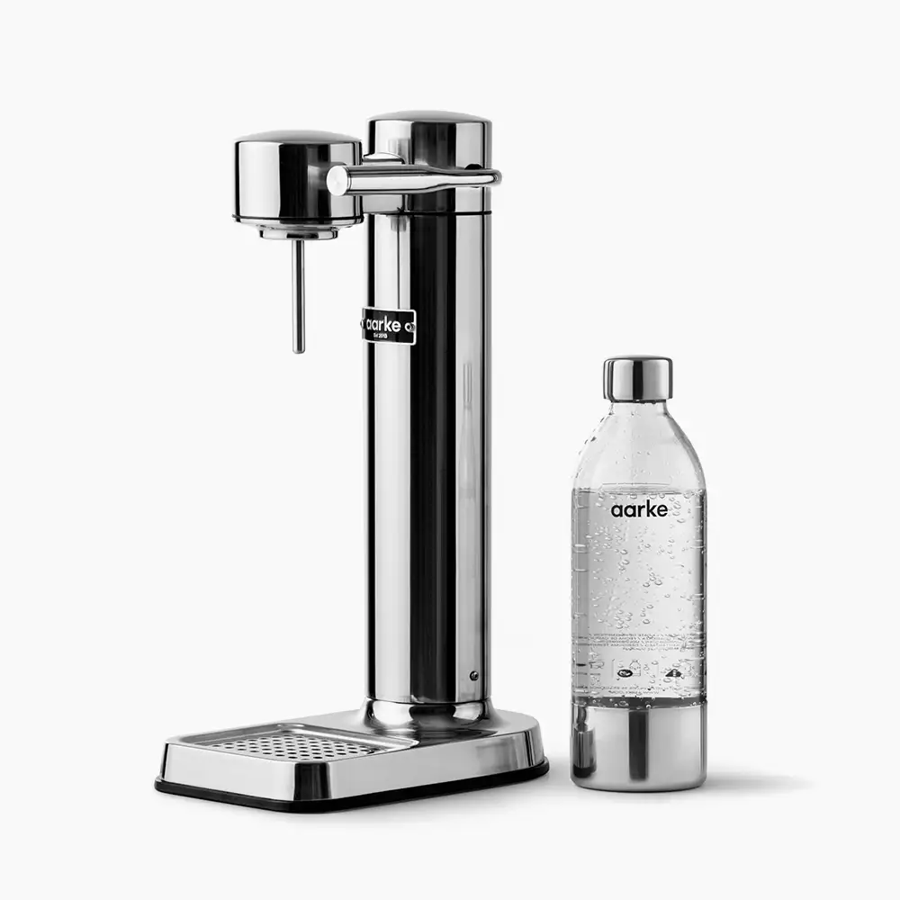Aarke Carbonator 3 Wassersprudler aus gebürstetem Edelstahl mit PET-Flasche auf weißer Küchenzeile