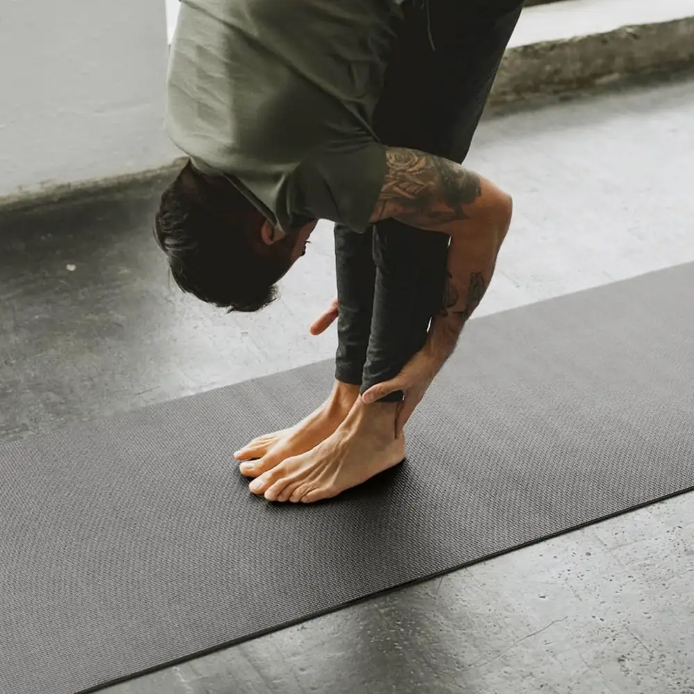 Lotuscrafts MUDRA Studio Yogamatte in Anthrazit, ausgerollt, mit strukturierter rutschfester Oberfläche