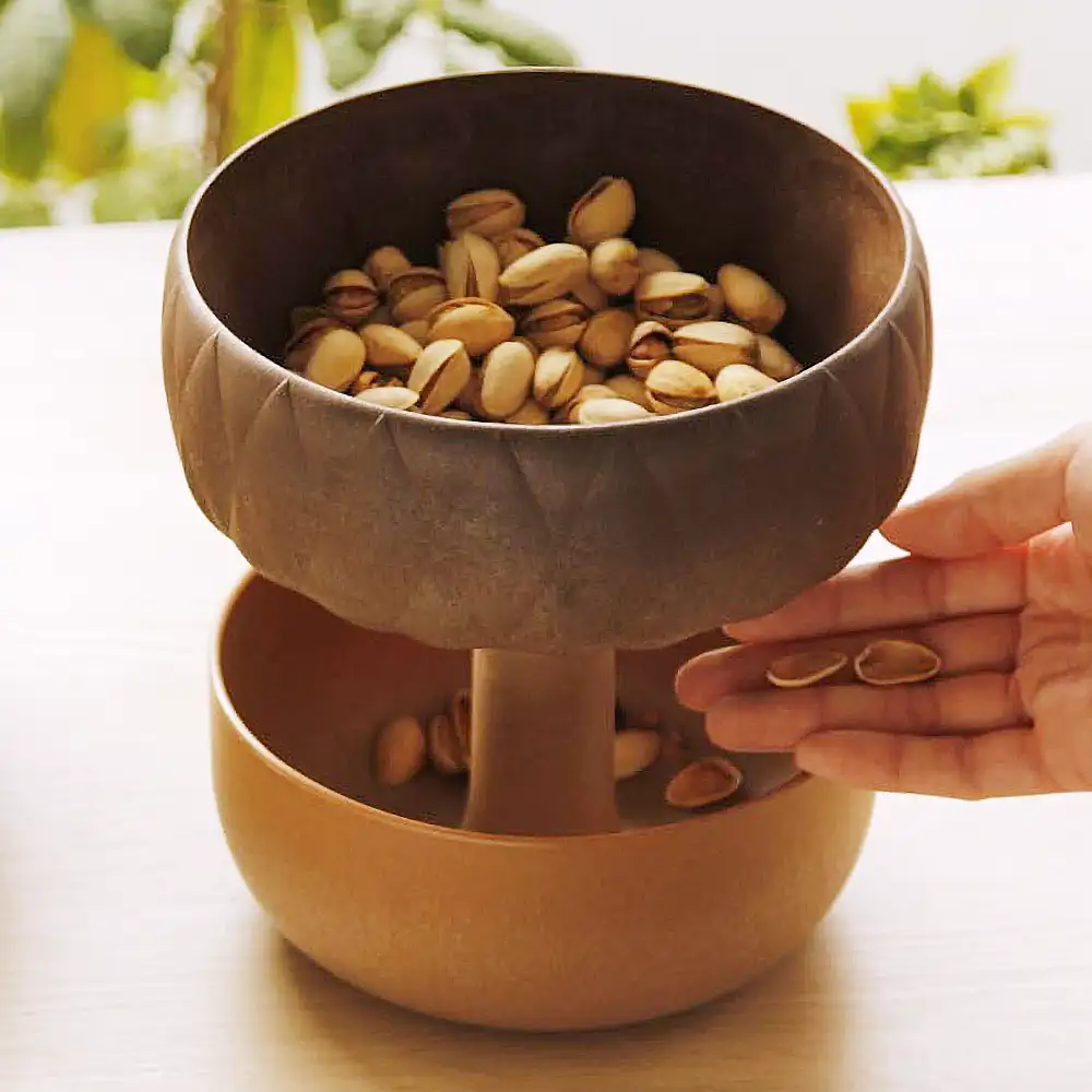 QUALY Acorn Snack Bowl in Braun, geschlossen in Eichelform, auf hellem Untergrund