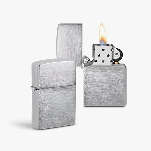 Aufgeklapptes Zippo-Sturmfeuerzeug in Chrom mit individueller Namensgravur und sichtbarer Flamme