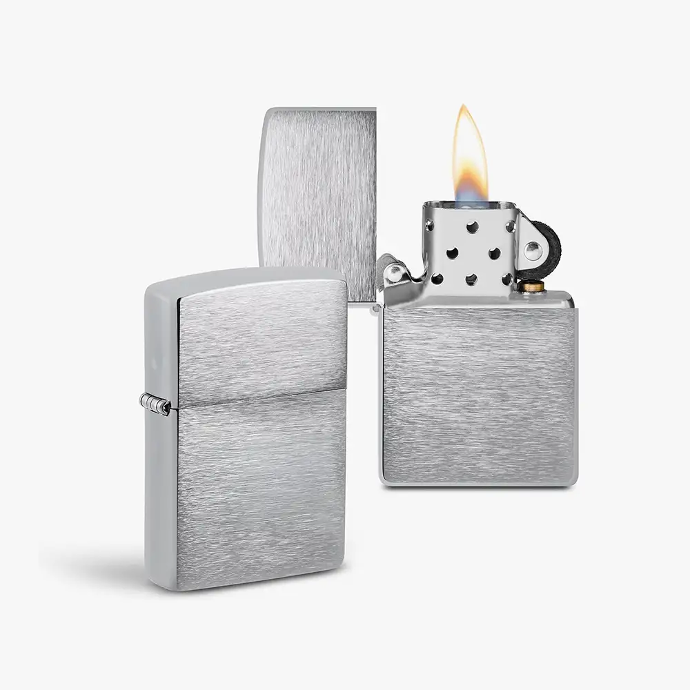 Aufgeklapptes Zippo-Sturmfeuerzeug in Chrom mit individueller Namensgravur und sichtbarer Flamme
