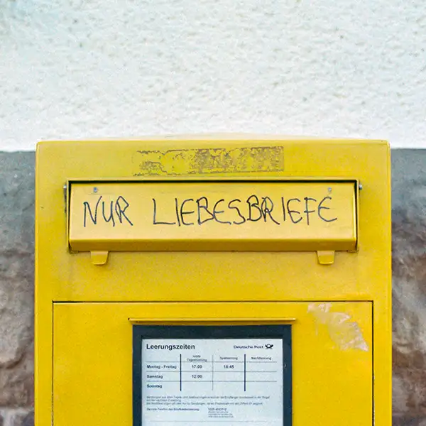 Briefkasten der Post mit Aufschrift "Nur Liebesbriefe".