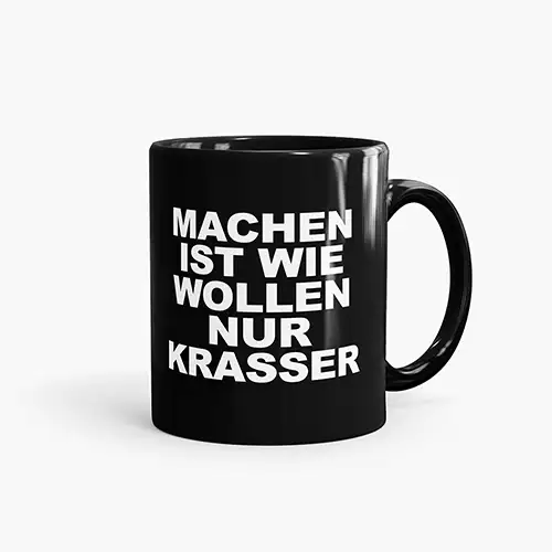 Schwarze Kaffeetasse mit weißem Aufdruck „Machen ist wie Wollen nur krasser“
